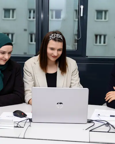ambicon Mitarbeiterinnen bei gemeinsamer Arbeit am Laptop