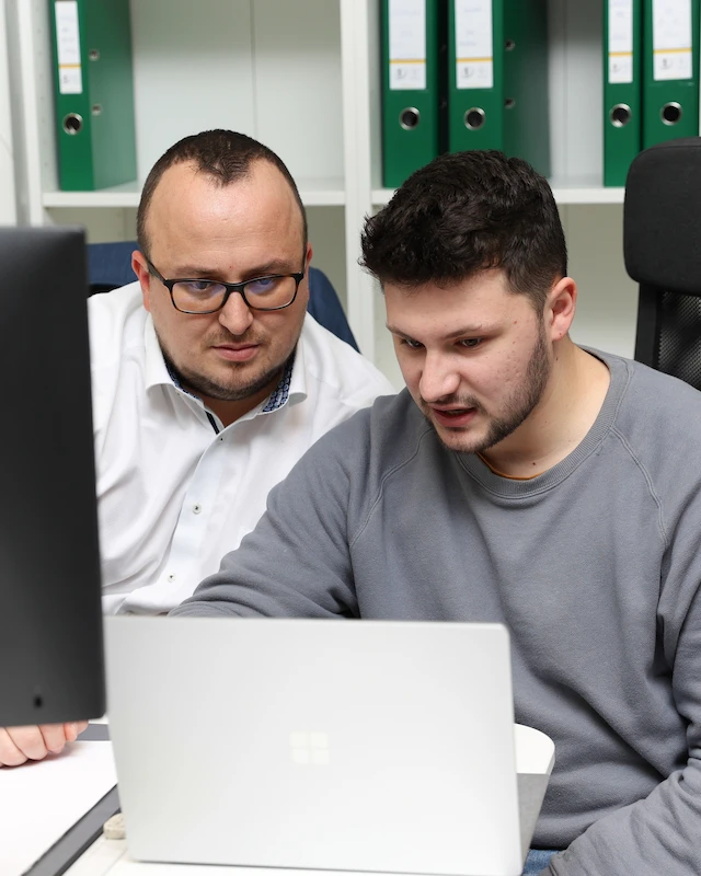 ambicon Mitarbeiter bei der gemeinsamen Unternehmensberatung am Arbeitsplatz