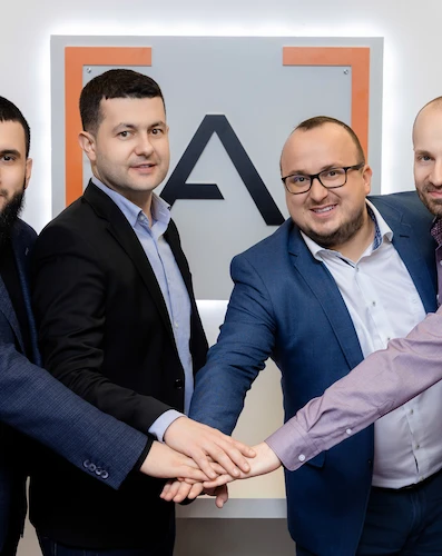 ambicon Team bei gemeinsamer Zusammenarbeit im Büro