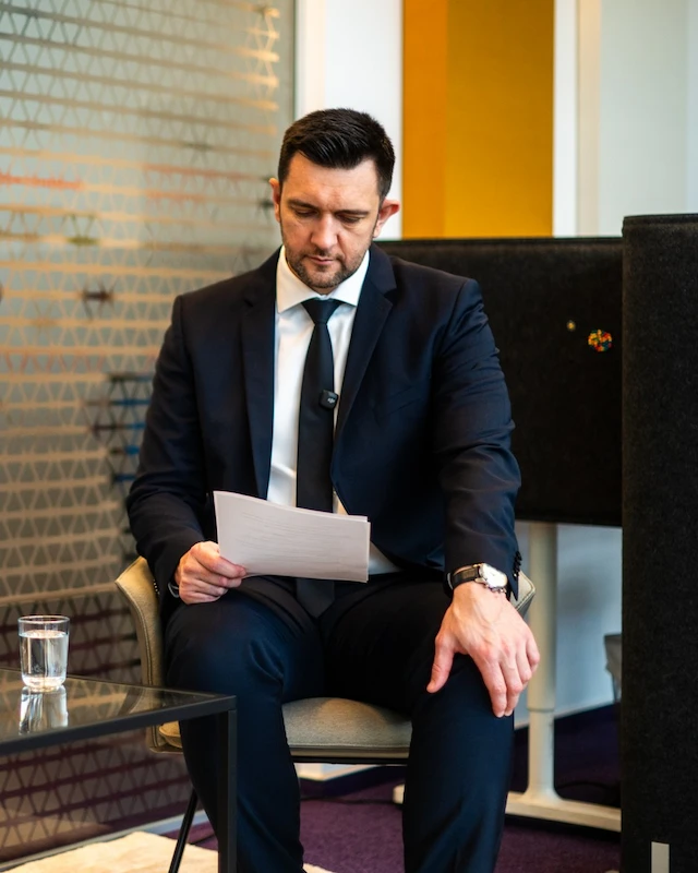 ambicon Mitarbeiter bei der Prüfung von Unterlagen zur Unternehmensgründung