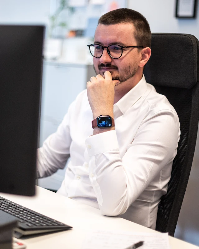 ambicon Mitarbeiter bei der digitalen Lohnverrechnung am Arbeitsplatz