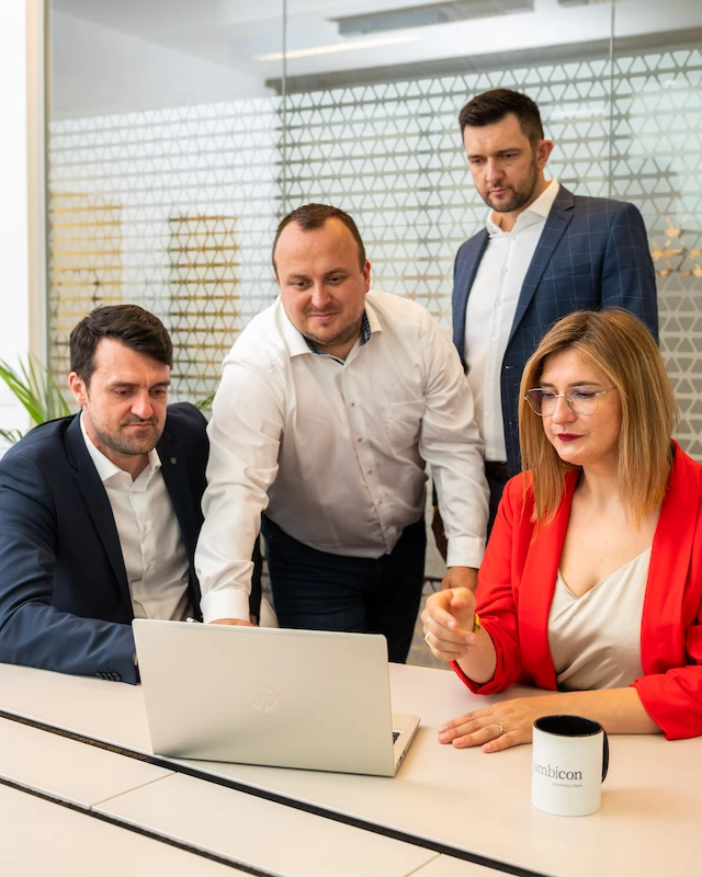 ambicon Team bei der Abstimmung von Steuerberatungsleistungen für Unternehmen