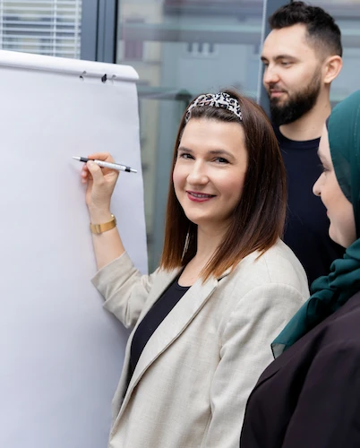 ambicon Mitarbeiterin bei einer Beratung am Flipchart