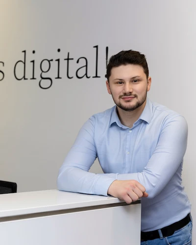 Porträt eines ambicon Mitarbeiters im Büro