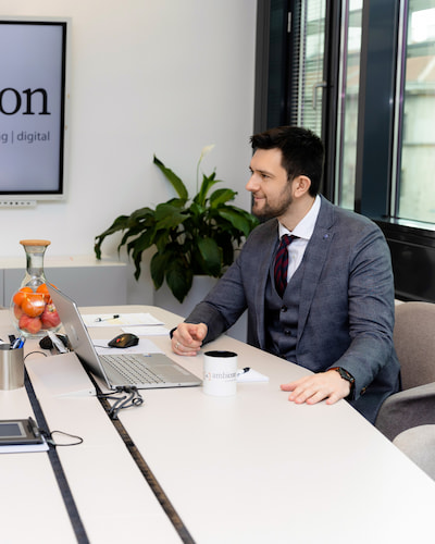 ambicon Mitarbeiter bei der Arbeit am Schreibtisch